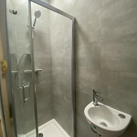 Lovely Bed Close To Center Accommodatie bij particulieren *